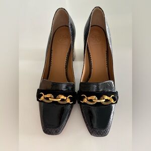 BEAUTIFUL TORY BURCH SIZE 8 BLACK SNAKE SKIN WITH METAL HORSES…. EXCELLENT